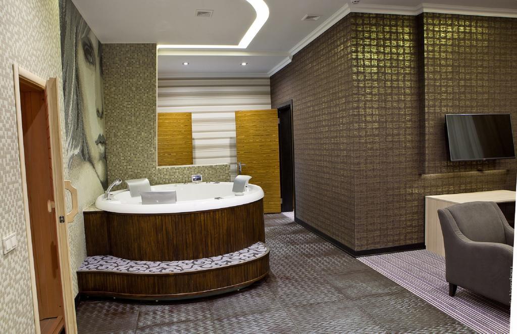 Kiroff Hotel Kharkiv Bagian luar foto